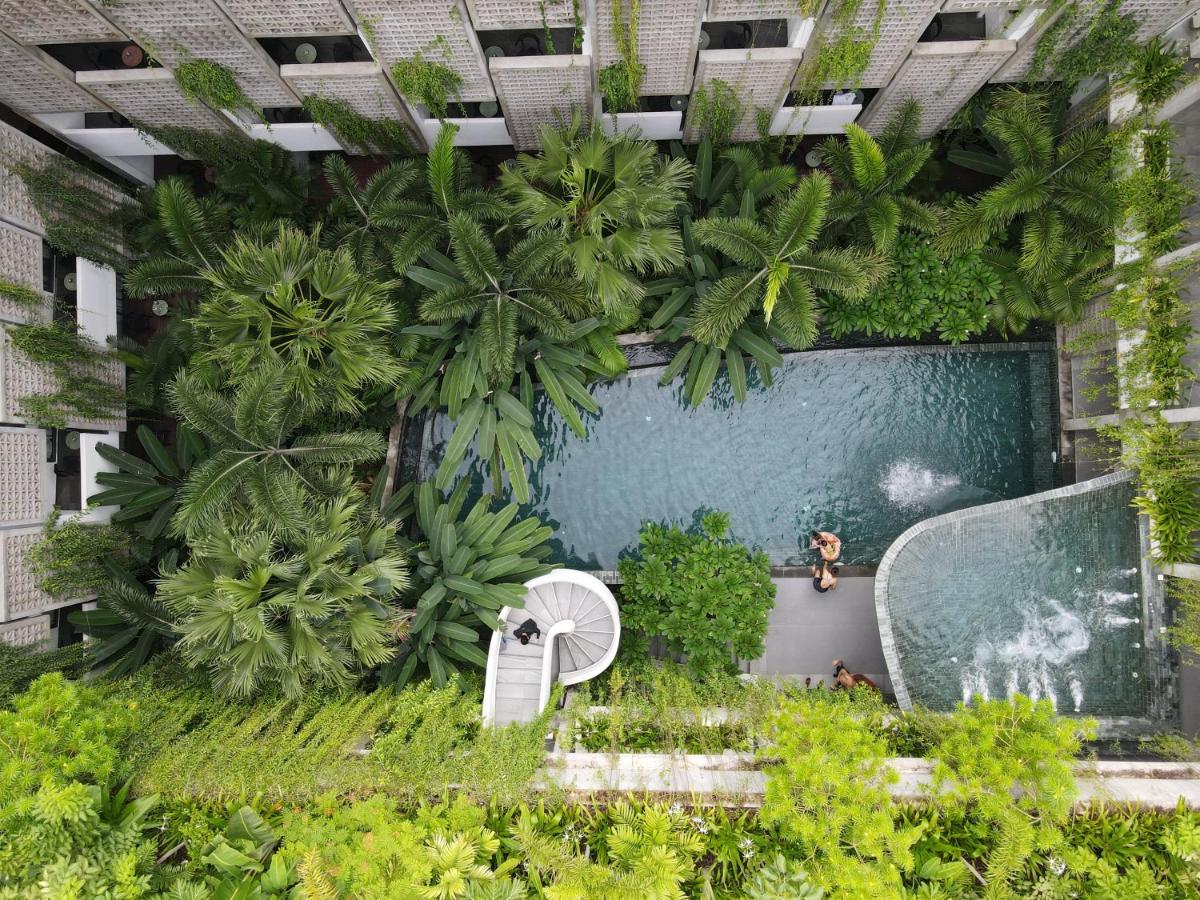 Baitong Hotel & Resort Phnom Penh Exteriör bild