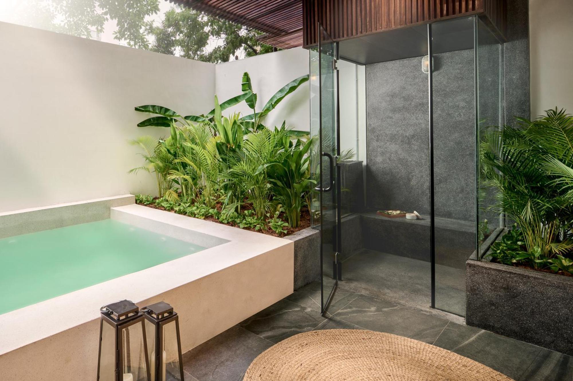 Baitong Hotel & Resort Phnom Penh Exteriör bild