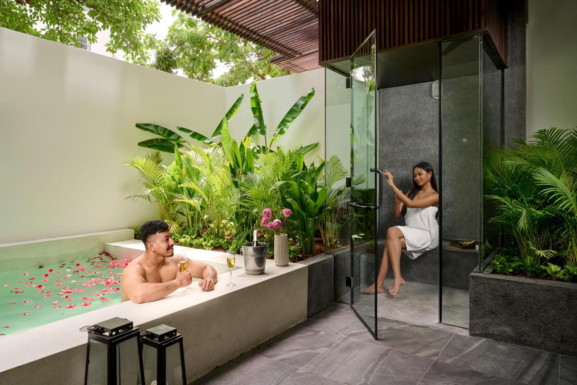 Baitong Hotel & Resort Phnom Penh Exteriör bild