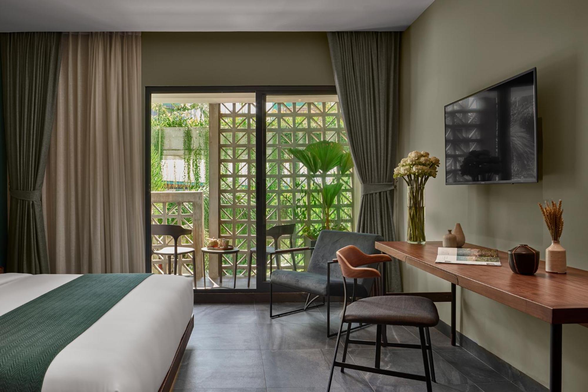 Baitong Hotel & Resort Phnom Penh Exteriör bild