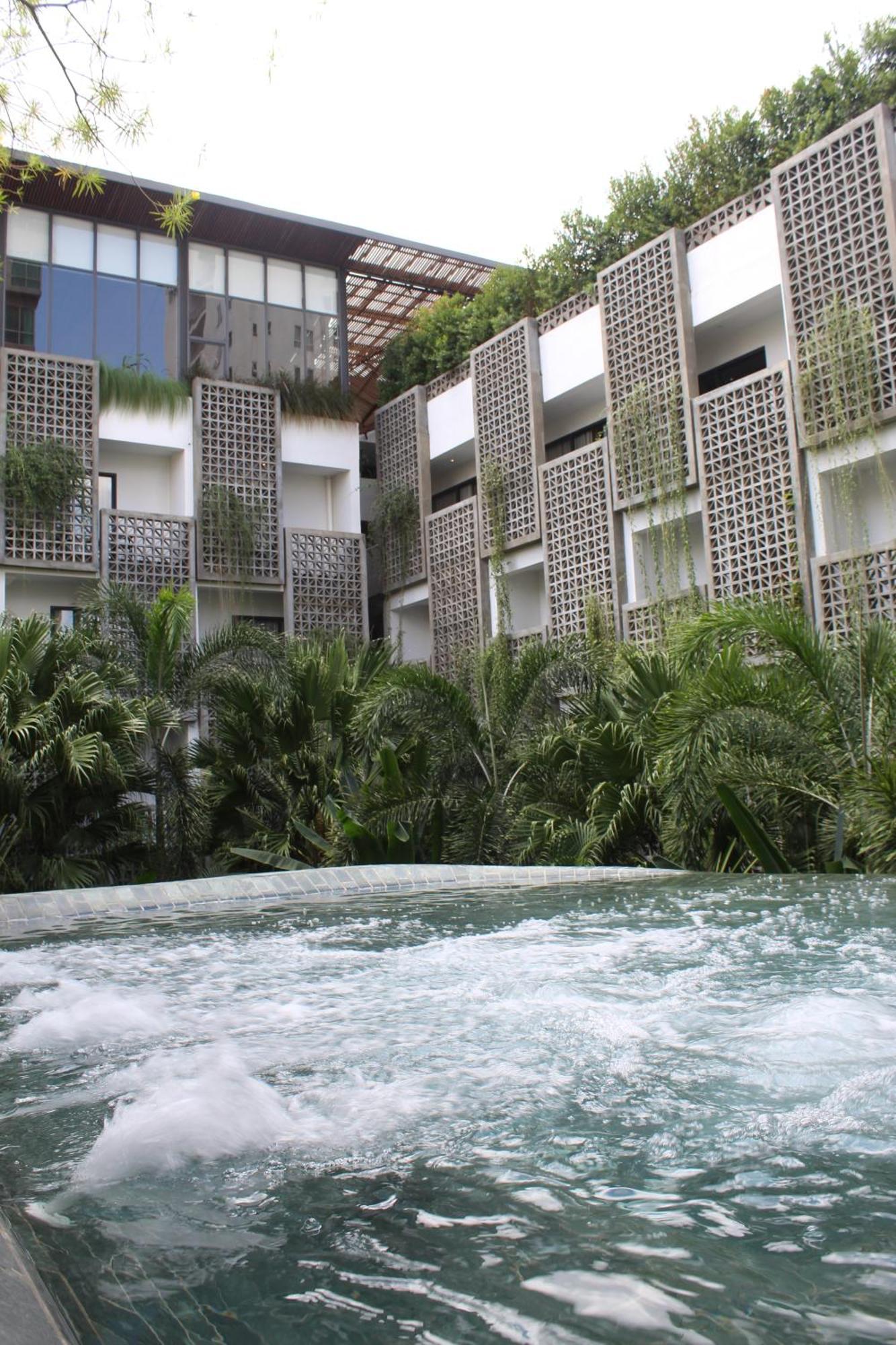 Baitong Hotel & Resort Phnom Penh Exteriör bild