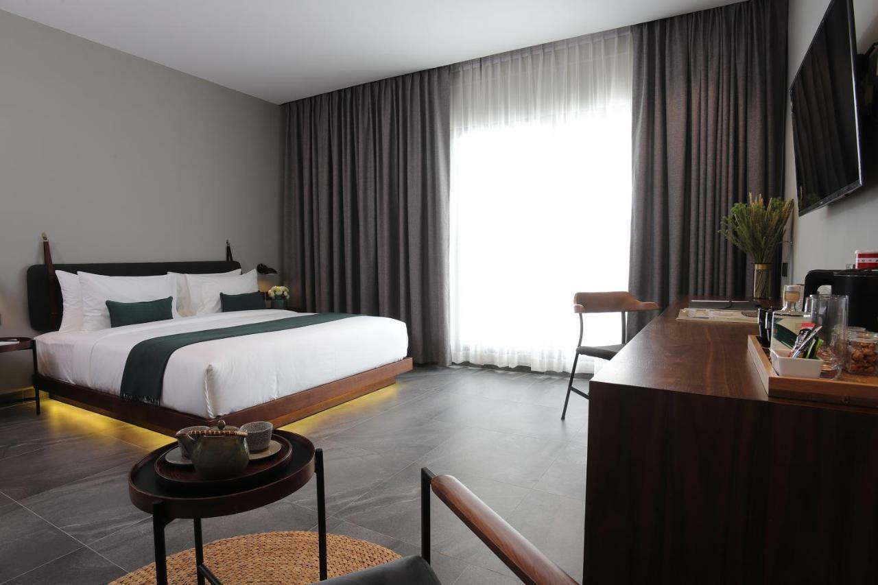 Baitong Hotel & Resort Phnom Penh Exteriör bild