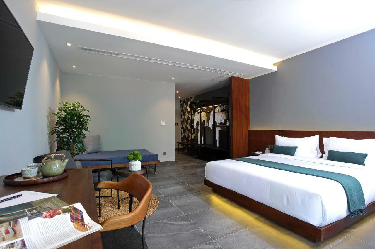 Baitong Hotel & Resort Phnom Penh Exteriör bild
